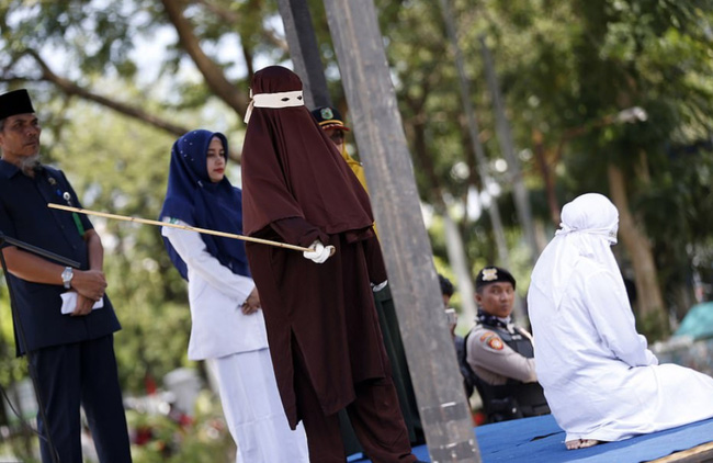 Hình phạt hà khắc trên hòn đảo ở Indonesia, công khai đánh roi nếu ngoại tình hoặc nắm tay âu yếm, quan hệ tình dục trước hôn nhân - Ảnh 1