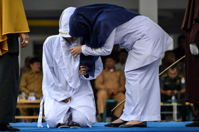 Hình phạt hà khắc trên hòn đảo ở Indonesia, công khai đánh roi nếu ngoại tình hoặc nắm tay âu yếm, quan hệ tình dục trước hôn nhân - Ảnh 3