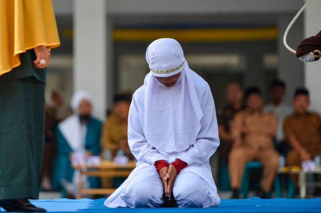 Hình phạt hà khắc trên hòn đảo ở Indonesia, công khai đánh roi nếu ngoại tình hoặc nắm tay âu yếm, quan hệ tình dục trước hôn nhân - Ảnh 4