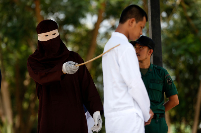 Hình phạt hà khắc trên hòn đảo ở Indonesia, công khai đánh roi nếu ngoại tình hoặc nắm tay âu yếm, quan hệ tình dục trước hôn nhân - Ảnh 5