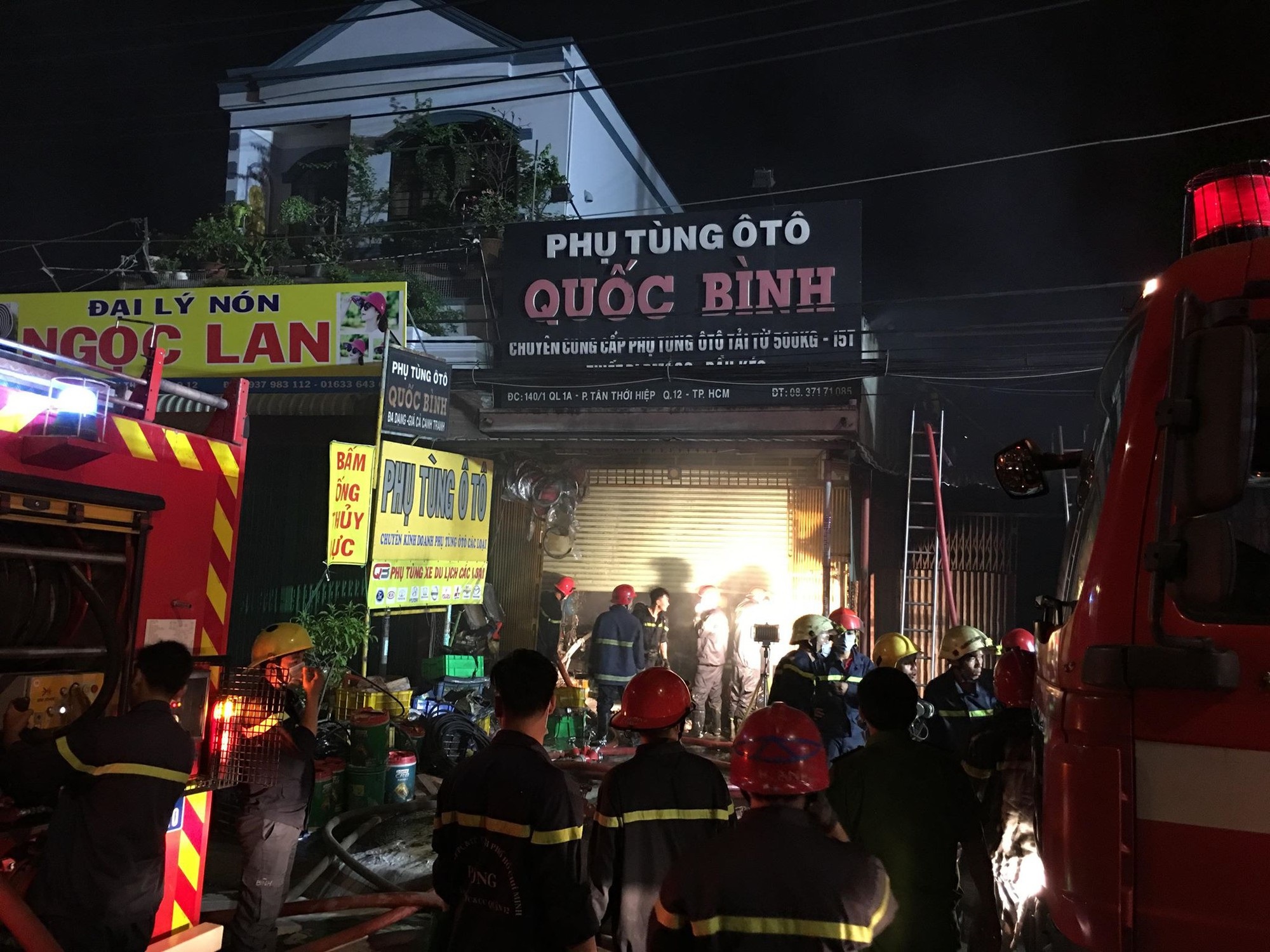 Cháy cửa hàng phụ tùng ô tô ở Sài Gòn, cảnh sát dùng vòi rồng dập lửa tránh cháy lan - Ảnh 1