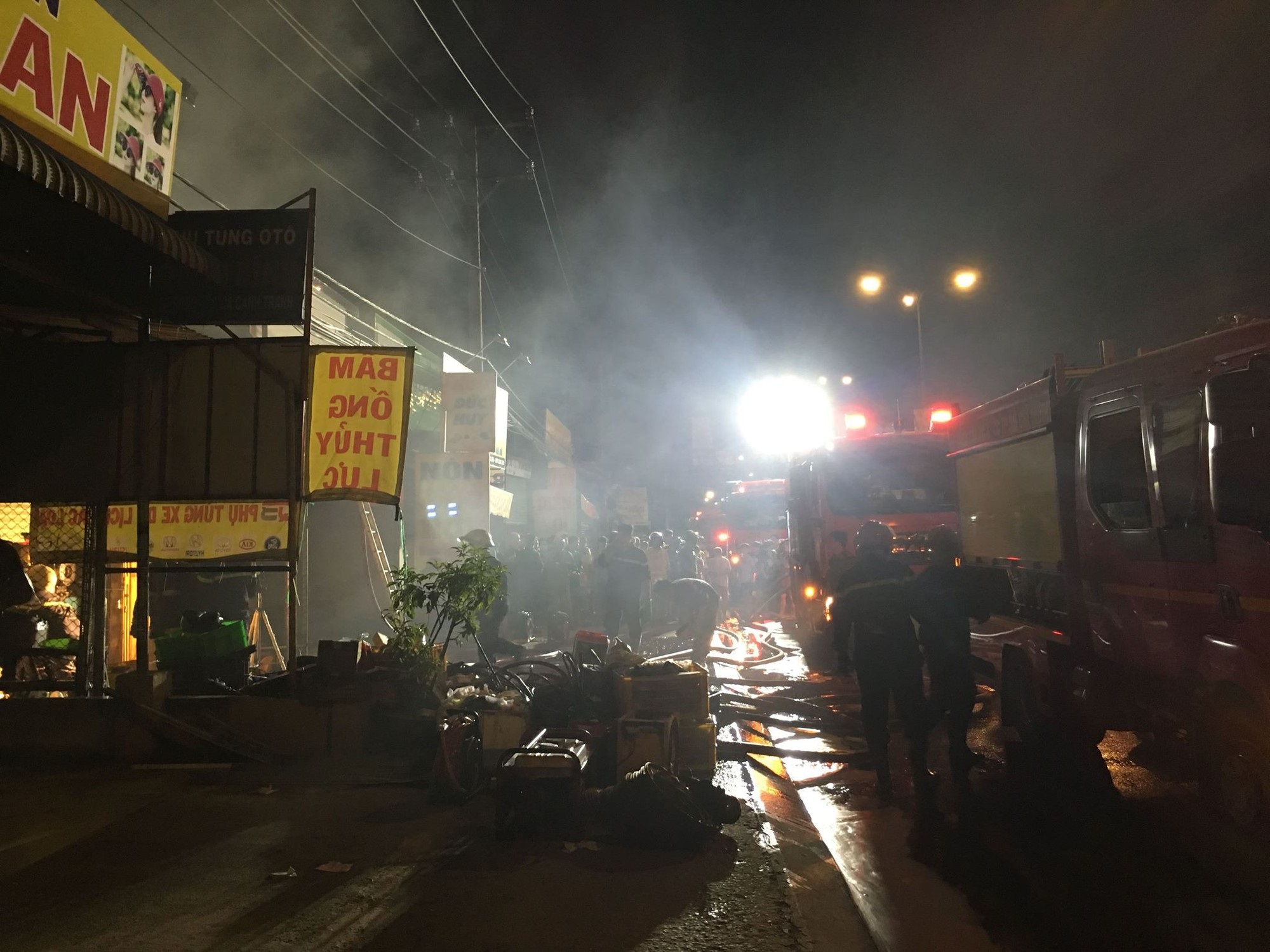 Cháy cửa hàng phụ tùng ô tô ở Sài Gòn, cảnh sát dùng vòi rồng dập lửa tránh cháy lan - Ảnh 2
