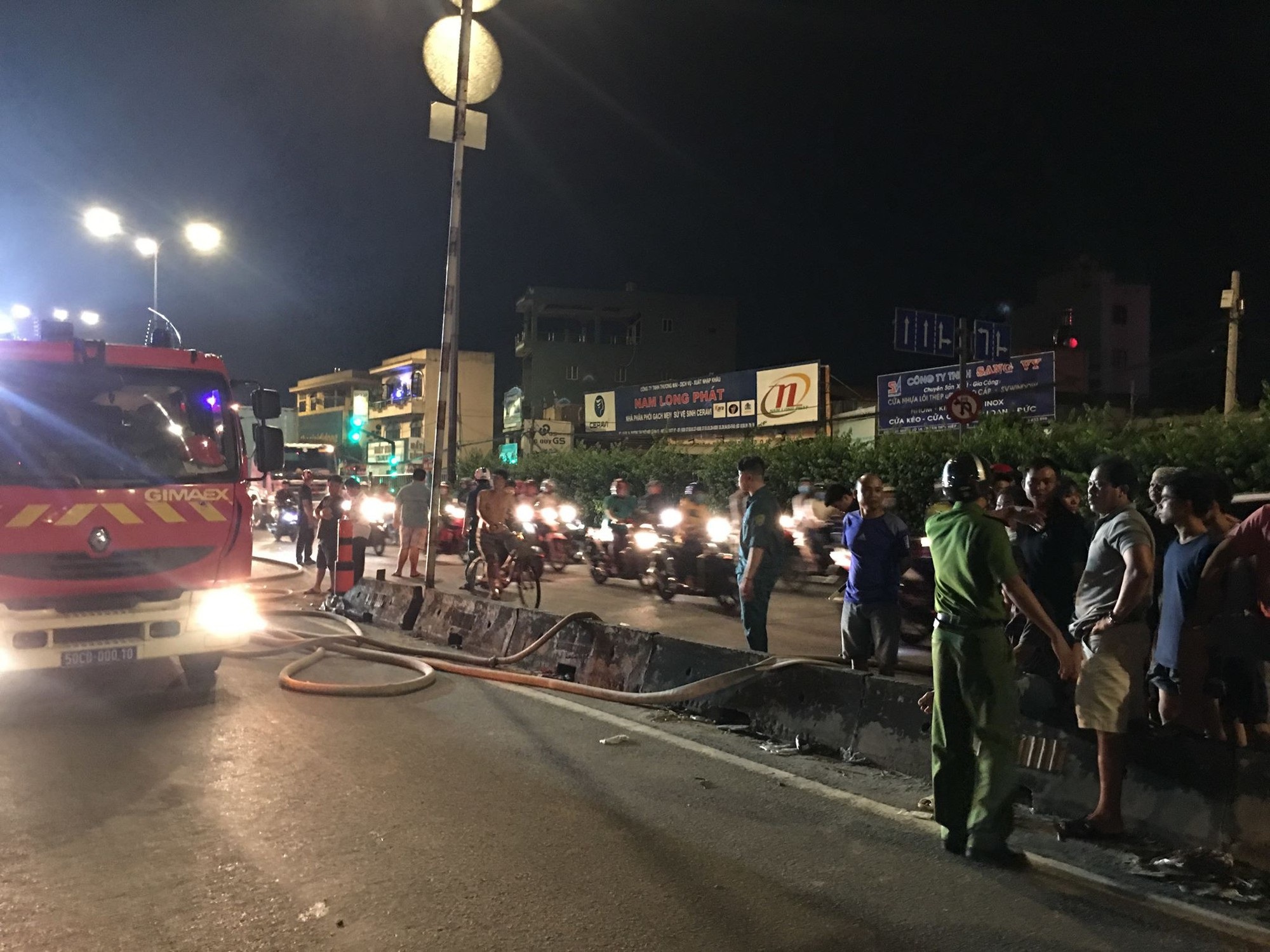 Cháy cửa hàng phụ tùng ô tô ở Sài Gòn, cảnh sát dùng vòi rồng dập lửa tránh cháy lan - Ảnh 3
