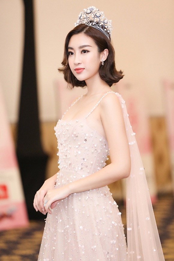Lộ diện chiếc vương miện 'đắt xắt ra miếng' của Hoa hậu Việt Nam 2018 – Ánh sáng nhan sắc và trí tuệ - Ảnh 1