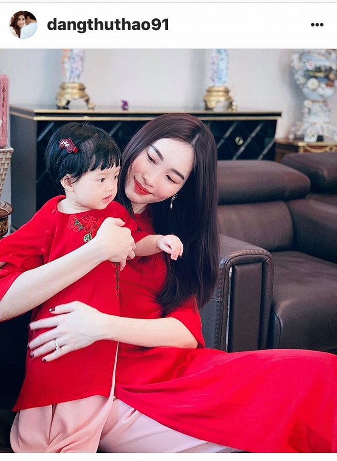 Hoa hậu Đặng Thu Thảo diện áo dài đôi cùng con gái nhưng bất ngờ vì chi tiết này - Ảnh 1