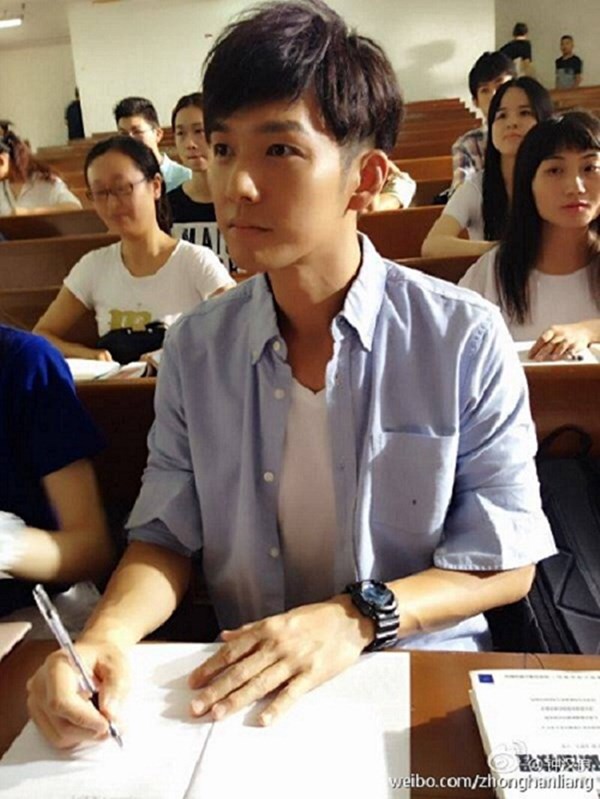 Bức ảnh Chung Hán Lương hồi năm 18 tuổi đang gây sốt, fan cảm thán: 'Đây mới đúng là Hà Dĩ Thâm thời trẻ chứ!' - Ảnh 8