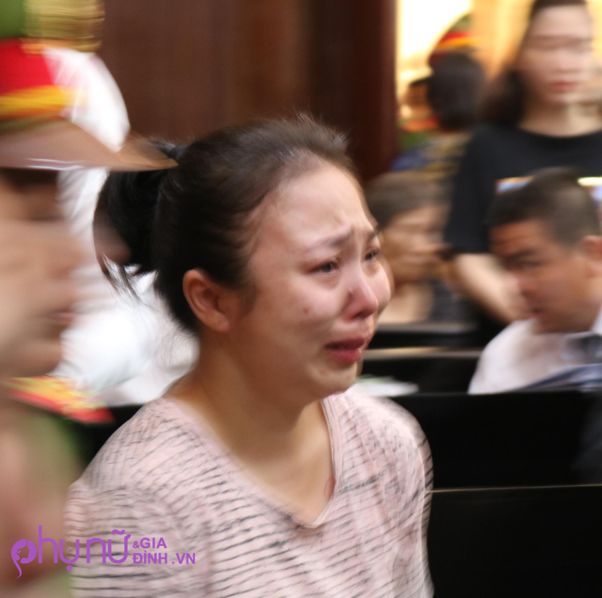 Hot girl Ngọc Miu khóc nấc khi nghe VKS đề nghị mức án 20 năm tù giam, người tình bị tử hình - Ảnh 2