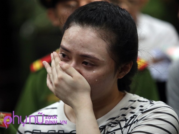 Hot girl Ngọc Miu khóc nấc khi nghe VKS đề nghị mức án 20 năm tù giam, người tình bị tử hình - Ảnh 3