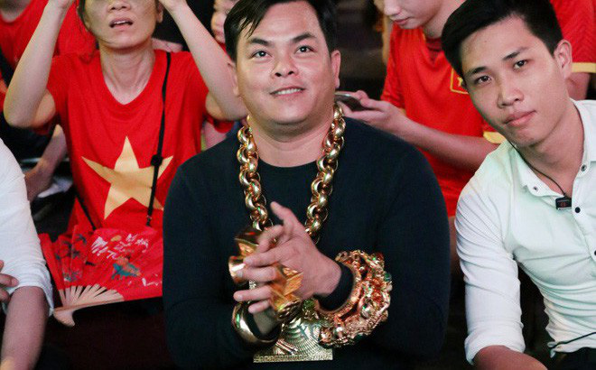 Đại gia đeo 13kg vàng cổ vũ tuyển Việt Nam hé lộ việc giàu có sau 1 đêm, bị bác sĩ chửi tâm thần - Ảnh 1