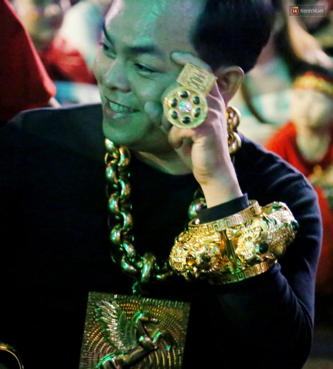 Đại gia đeo 13kg vàng cổ vũ tuyển Việt Nam hé lộ việc giàu có sau 1 đêm, bị bác sĩ chửi tâm thần - Ảnh 3