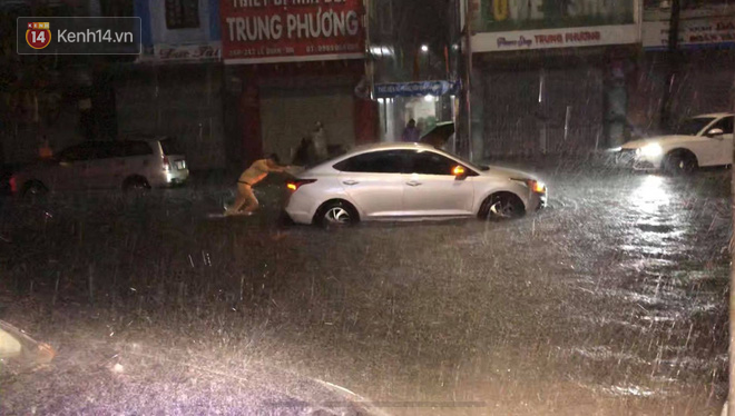 Hình ảnh đẹp ở Đà Nẵng: Giữa trận mưa lớn, chiến sỹ CSGT hì hục đẩy xe chết máy giúp người dân - Ảnh 2
