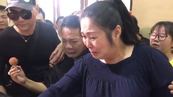 Hồng Vân, Minh Nhí vừa lau nước mắt vừa trang điểm cho Anh Vũ lần cuối tại quê nhà - Ảnh 1
