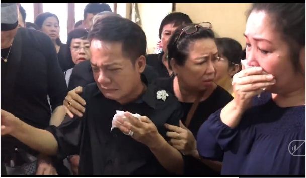 Hồng Vân, Minh Nhí vừa lau nước mắt vừa trang điểm cho Anh Vũ lần cuối tại quê nhà - Ảnh 2