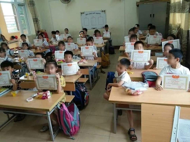 Hình ảnh gây tranh cãi nhất năm: Học sinh lạc lõng trong lớp vì không được giấy khen và tâm thư của một thầy giáo - Ảnh 1