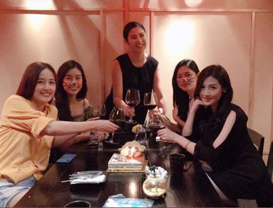 Sau tiệc sinh nhật với hội bạn toàn mĩ nhân, Mai Phương Thuý tiếp tục vui tuổi mới với hội bạn Hoa hậu - Ảnh 1