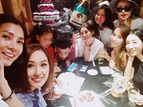 Sau tiệc sinh nhật với hội bạn toàn mĩ nhân, Mai Phương Thuý tiếp tục vui tuổi mới với hội bạn Hoa hậu - Ảnh 6