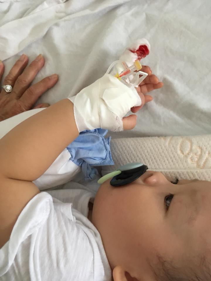 Dương Cẩm Lynh xót xa nhìn con trai bé bỏng phải một mình vào phòng phẫu thuật - Ảnh 1