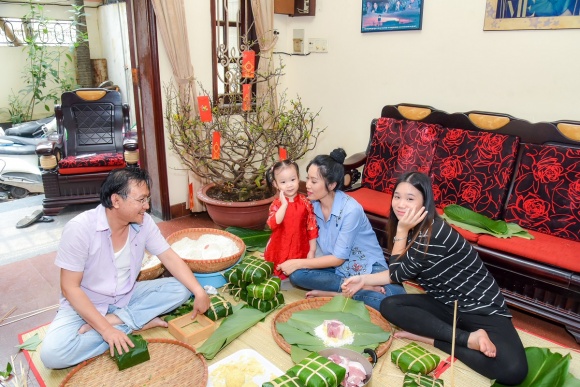 Gia đình Trịnh Kim Chi quây quần gói bánh chưng đón Tết - Ảnh 8