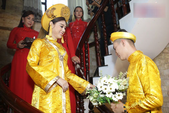 Theo chàng về dinh, Lâm Khánh Chi đeo vàng khắp người và được rước bằng siêu xe - Ảnh 11