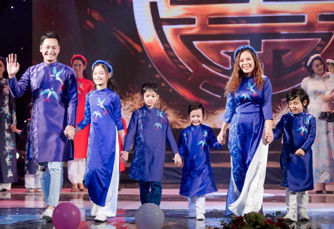 MC Phan Anh cùng vợ và 3 con lên sân khấu trình diễn áo dài - Ảnh 1