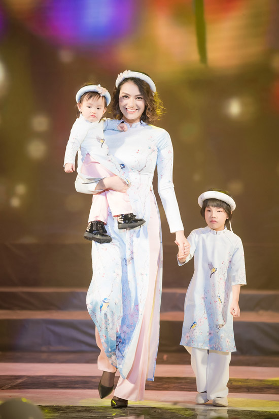MC Phan Anh cùng vợ và 3 con lên sân khấu trình diễn áo dài - Ảnh 5