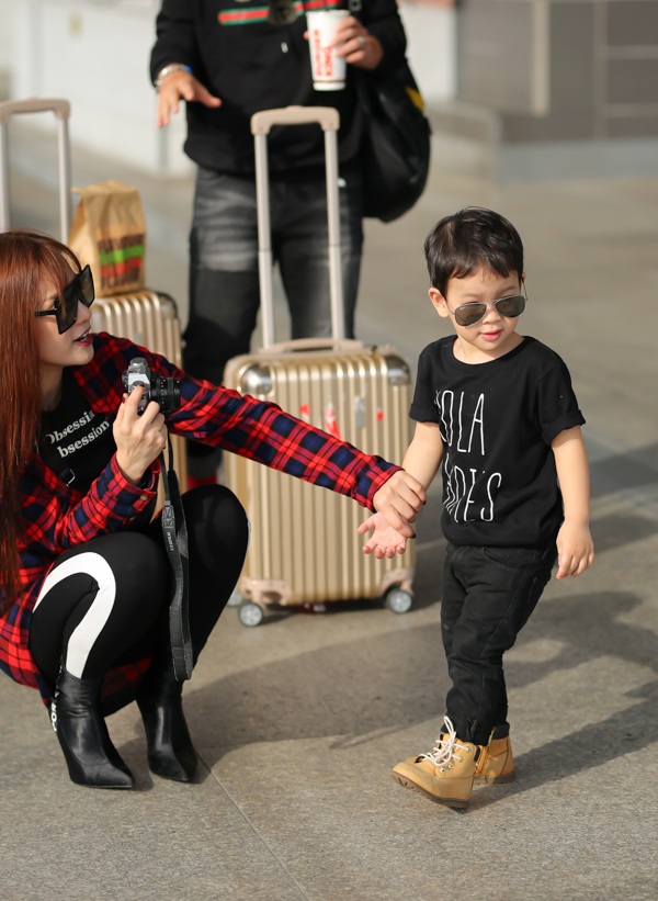 Con trai Thu Thủy chuẩn soái ca cùng mẹ và bà ngoại đi du lịch Malaysia - Ảnh 5