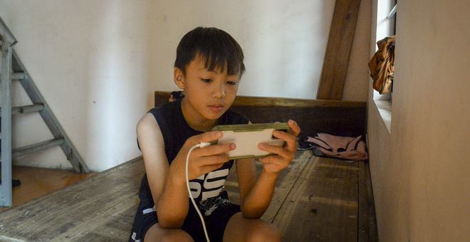 Hà Nội: Cặp vợ chồng có 6 con học online nhưng nhà có duy nhất 2 điện thoại, thầy hiệu trưởng cho mượn 1 chiếc - Ảnh 8
