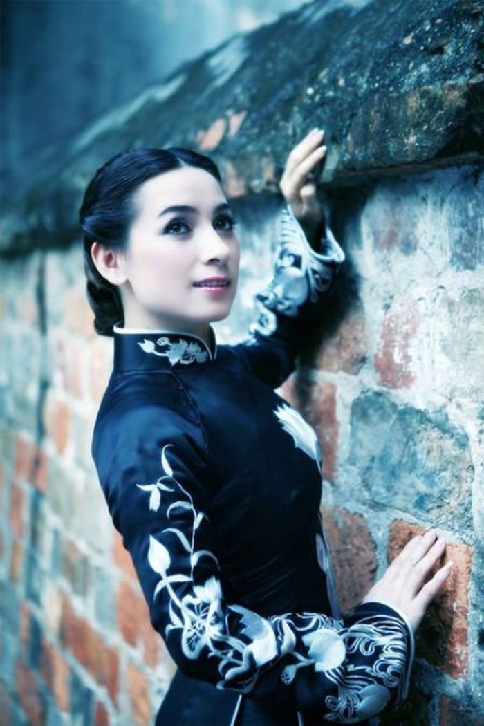 Sự nghiệp của cố nghệ sĩ Phi Nhung gắn liền với tà áo dài truyền thống, bộ đầu tiên có liên quan đến NS Hoài Linh - Ảnh 3