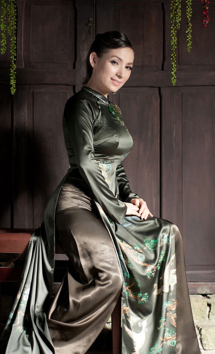 Sự nghiệp của cố nghệ sĩ Phi Nhung gắn liền với tà áo dài truyền thống, bộ đầu tiên có liên quan đến NS Hoài Linh - Ảnh 1