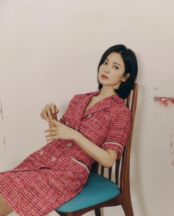'Nữ thần không tuổi' Song Hye Kyo tiết lộ hình ảnh gần đây với mái tóc ngắn cực sang chảnh, thần thái vẫn đỉnh như ngày nào - Ảnh 2