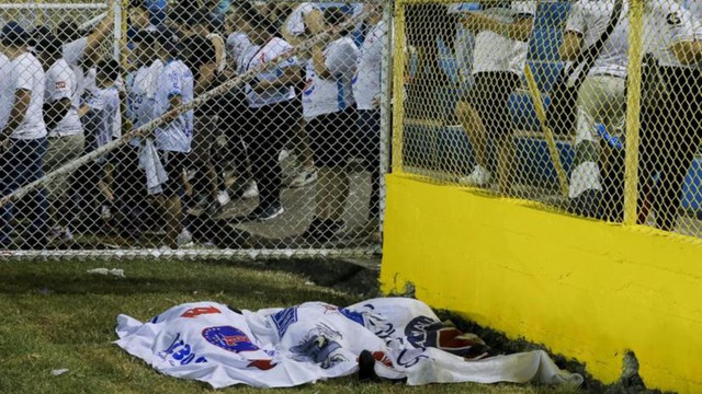 Thảm hoạ trên sân bóng đá làm 12 người thiệt mạng - Ảnh 1