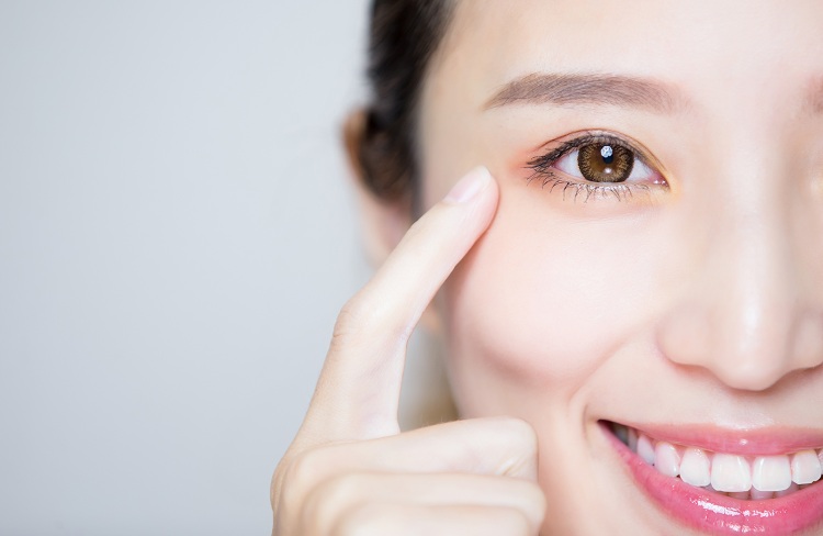 Chị em 30+ sẽ tự tin hơn nếu biết 3 cách làm trẻ hóa vùng da mắt này - Ảnh 3