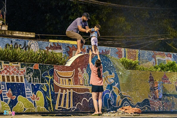 Nửa đêm, nhiều người dân Hà Nội luồn dây thép gai, trèo rào trốn khỏi khu phong tỏa: Người già, trẻ nhỏ có đủ - Ảnh 4