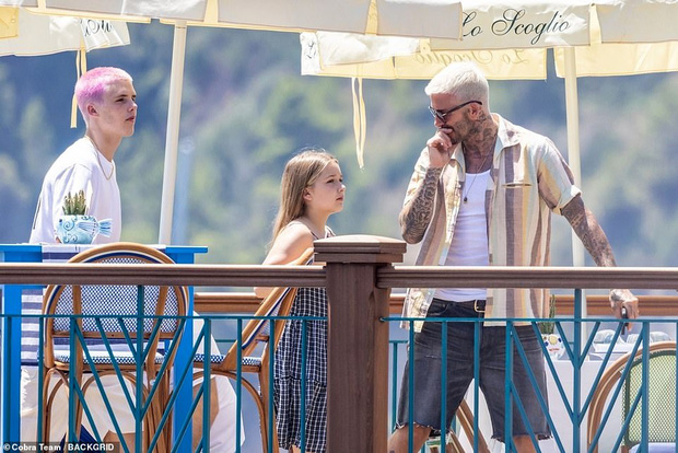 Fan David Beckham được pha bổ mắt ngắm visual cực đỉnh nhà BeckVic, nhưng công chúa nhỏ Harper lại chiếm trọn spotlight của bố - Ảnh 2