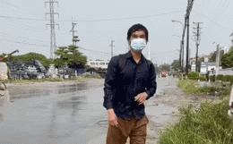 Xót xa chàng trai quê Thái Bình dầm mưa chạy theo xe tang nhặt 20k, người phụ nữ ngỏ ý giúp đỡ và màn đối thoại cay khóe mắt - Ảnh 1
