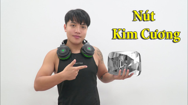 Youtuber cá nhân đầu tiên nhận nút Kim cương tại Việt Nam, 'tậu' biệt thự, xế hộp tiền tỷ khiến ai cũng bất ngờ - Ảnh 1