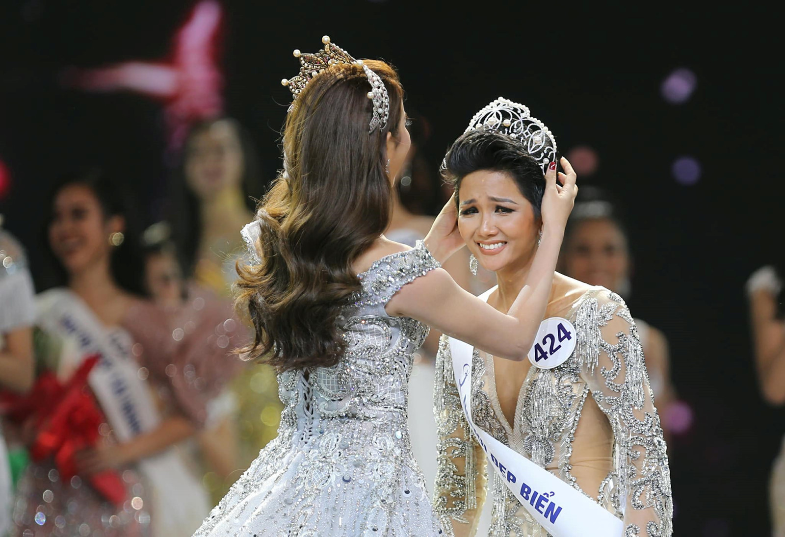 Phản ứng của cư dân mạng quốc tế khi H'Hen Niê đăng quang Hoa hậu Hoàn vũ Việt Nam - Ảnh 4