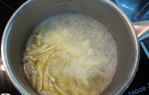Tiến hành nấu vỏ bưởi với nước phèn chua để loại bỏ vị đắng