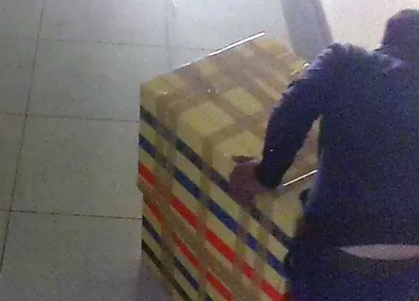 Camera ghi hình nghi phạm kéo thùng xốp chứa thi thể nữ sinh Sài Gòn - Ảnh 2