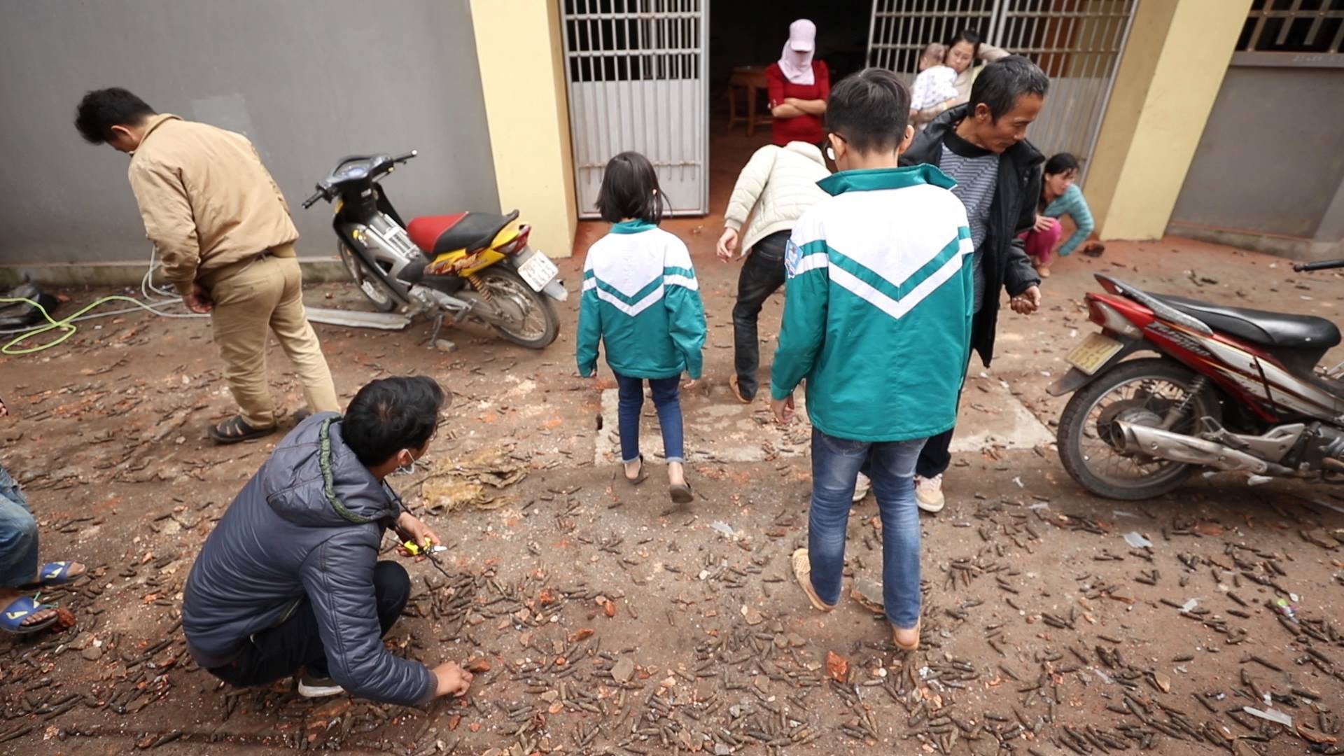 Người lớn, trẻ nhỏ lẻn vào hiện trường vụ nổ ở Bắc Ninh rồi vô tư nhặt vỏ đạn vương vãi bất chấp nguy hiểm - Ảnh 5