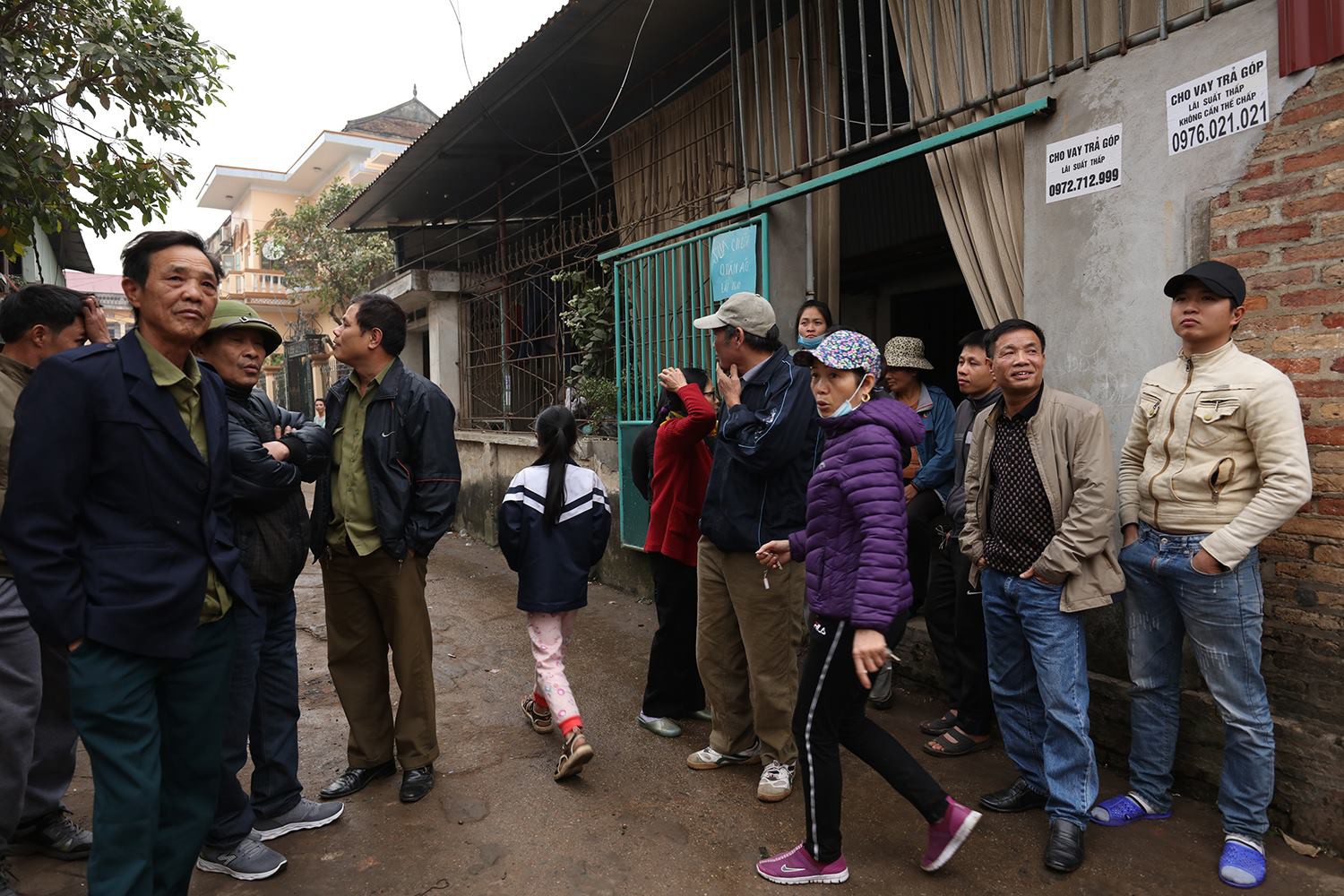 Người lớn, trẻ nhỏ lẻn vào hiện trường vụ nổ ở Bắc Ninh rồi vô tư nhặt vỏ đạn vương vãi bất chấp nguy hiểm - Ảnh 9