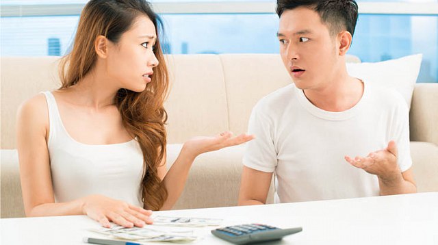Làm sao để chồng tự giác đưa tiền cho vợ