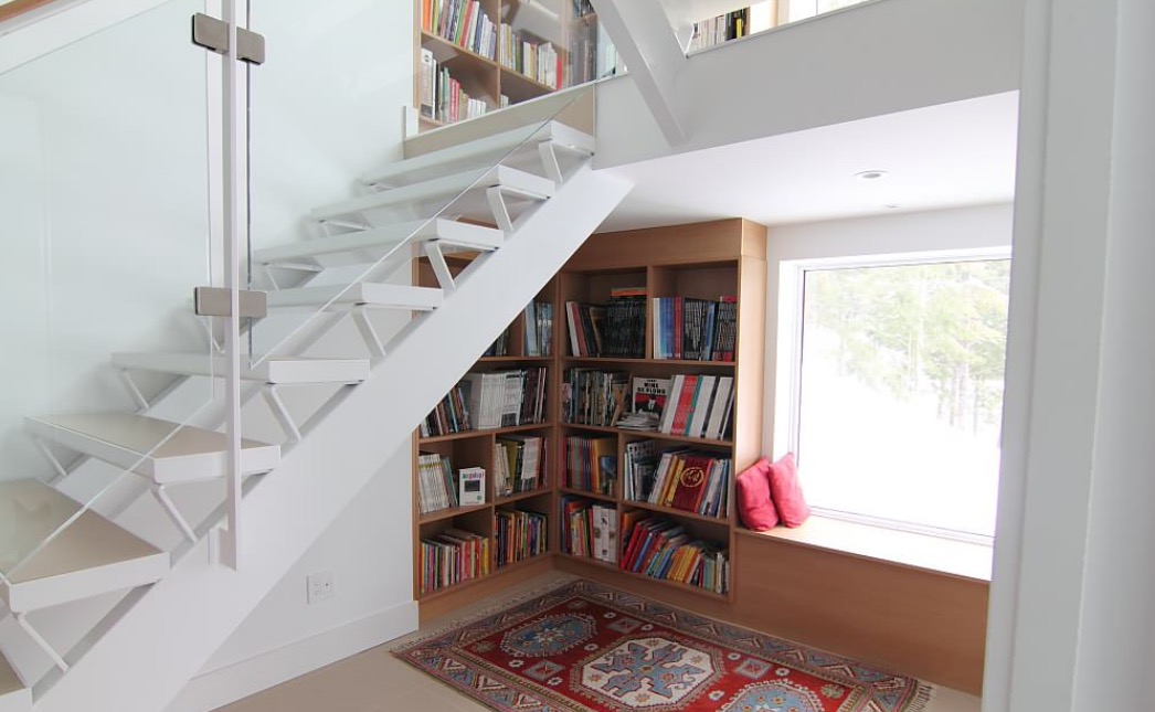 Tận dụng gầm cầu thang để làm khu vực đọc sách 