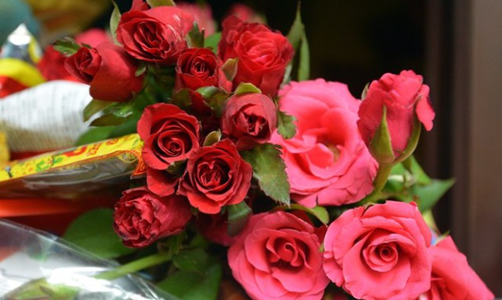 Cắm hoa hồng để bàn thờ vừa đơn giản lại đẹp 