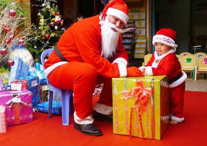 Ông già Noel tặng quà cho bé 