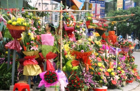 Hoa tươi luôn là món quà được đông đảo phụ huynh và học sinh lựa chọn làm quà tặng thầy cô nhân ngày nhà giáo Việt Nam 20/11