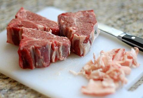 Nên dùng thịt nhiều nạc ít mỡ hoặc cắt mỡ trước khi nướng để hạn chế tác hại của các món nướng 