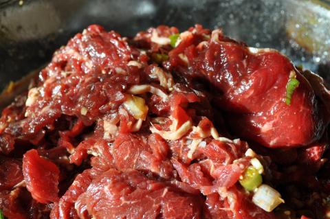 Ướp các loại nước sốt, gia vị vào thịt có thể giúp tạo ra một bức rào cản với các chất gây ung thư