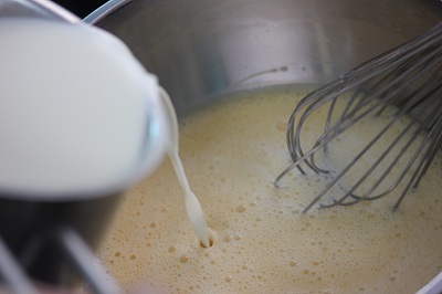 Cách làm khử bớt mùi tanh của trứng trong bánh flan - Ảnh 5