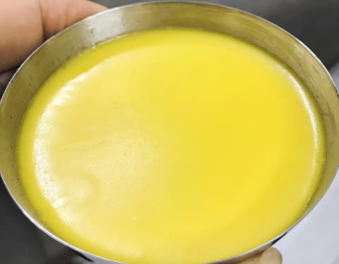 Cách làm khử bớt mùi tanh của trứng trong bánh flan - Ảnh 10